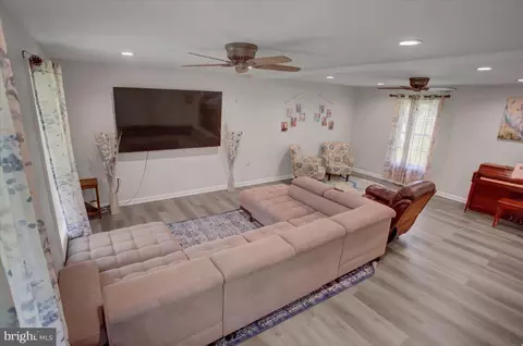 Entry Way - 13435 Kretsinger Rd, Smithsburg, MD 21783 photo 3 of 8