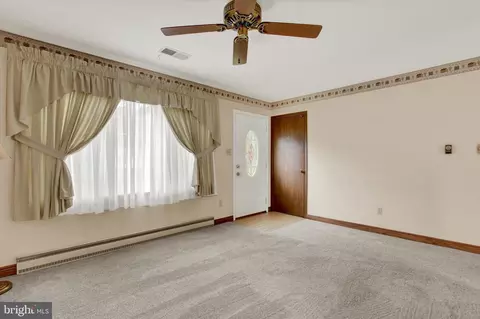 Living - 16 Chips Ct, Smithsburg, MD 21783 photo 2 of 2