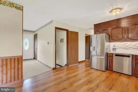Entry Way - 16 Chips Ct, Smithsburg, MD 21783 photo 2 of 2