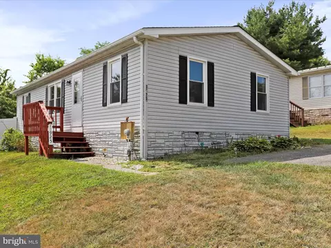 11925 Heather Dr, Hagerstown, MD 21740