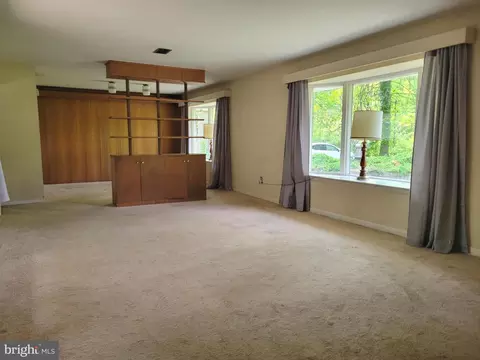 Living - 13337 Rowe Rd, Smithsburg, MD 21783 photo 2 of 15