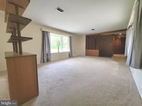 Living - 13337 Rowe Rd, Smithsburg, MD 21783 photo 6 of 15