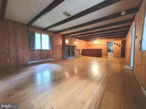 Living - 13337 Rowe Rd, Smithsburg, MD 21783 photo 10 of 15