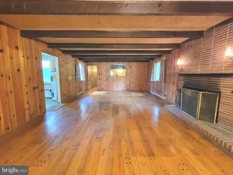 Living - 13337 Rowe Rd, Smithsburg, MD 21783 photo 7 of 15