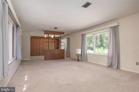 Living - 13337 Rowe Rd, Smithsburg, MD 21783 photo 5 of 15