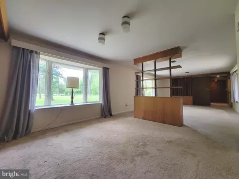 Living - 13337 Rowe Rd, Smithsburg, MD 21783 photo 3 of 15