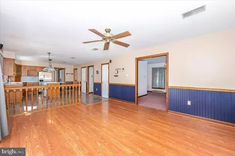 Living - 4 Shifflett Pl, Smithsburg, MD 21783 photo 2 of 8