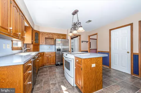Kitchen - 4 Shifflett Pl, Smithsburg, MD 21783 photo 5 of 5