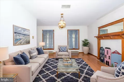 Living - 4 Shifflett Pl, Smithsburg, MD 21783 photo 1 of 8