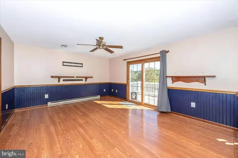 Living - 4 Shifflett Pl, Smithsburg, MD 21783 photo 5 of 8