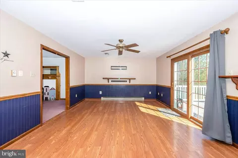 Living - 4 Shifflett Pl, Smithsburg, MD 21783 photo 4 of 8