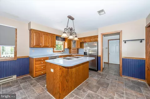 Kitchen - 4 Shifflett Pl, Smithsburg, MD 21783 photo 4 of 5