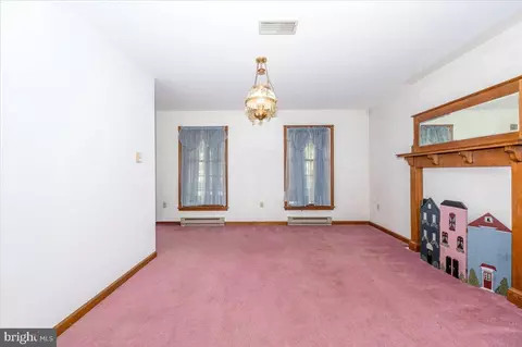 Living - 4 Shifflett Pl, Smithsburg, MD 21783 photo 8 of 8