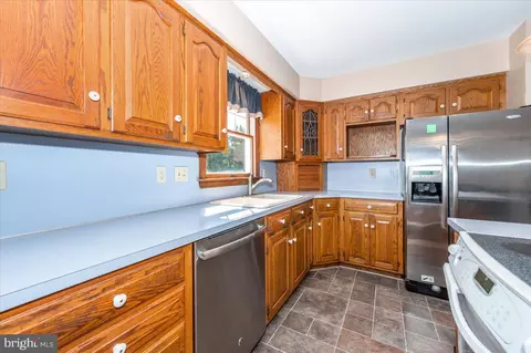 Kitchen - 4 Shifflett Pl, Smithsburg, MD 21783 photo 3 of 5