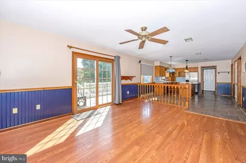 Living - 4 Shifflett Pl, Smithsburg, MD 21783 photo 3 of 8