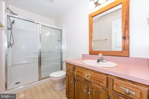 Bath - 4 Shifflett Pl, Smithsburg, MD 21783 photo 3 of 3