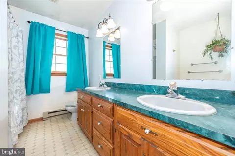 Bath - 4 Shifflett Pl, Smithsburg, MD 21783 photo 2 of 3