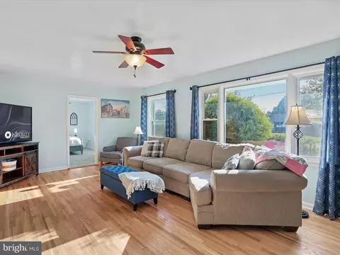 Living - 12530 Ashton Rd, Clear Spring, MD 21722 photo 2 of 4