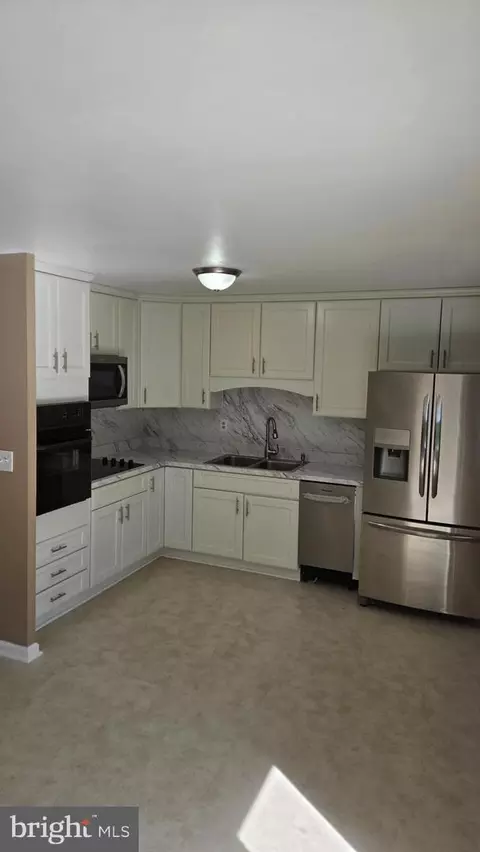 Kitchen - 1424 Outer Dr, Hagerstown, MD 21742 photo 2 of 5