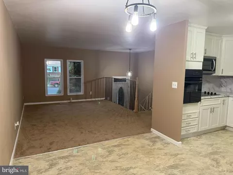 Living - 1424 Outer Dr, Hagerstown, MD 21742 photo 2 of 4