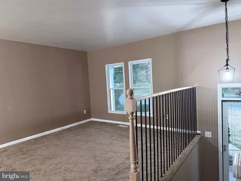 Living - 1424 Outer Dr, Hagerstown, MD 21742 photo 1 of 4