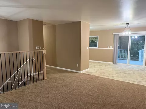 Living - 1424 Outer Dr, Hagerstown, MD 21742 photo 3 of 4