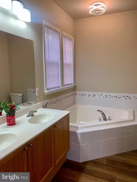 Bath - 121 Colton Ct, Smithsburg, MD 21783 photo 2 of 11