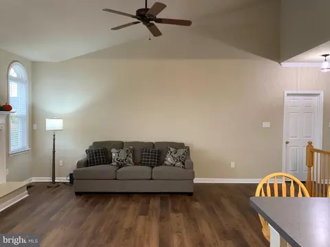 Living - 121 Colton Ct, Smithsburg, MD 21783 photo 6 of 13