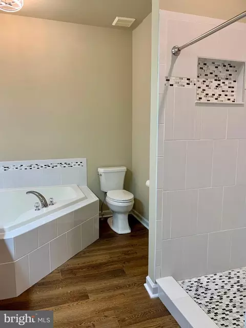 Bath - 121 Colton Ct, Smithsburg, MD 21783 photo 4 of 11