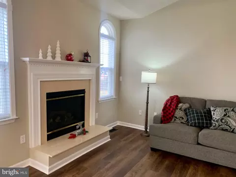 Living - 121 Colton Ct, Smithsburg, MD 21783 photo 4 of 13