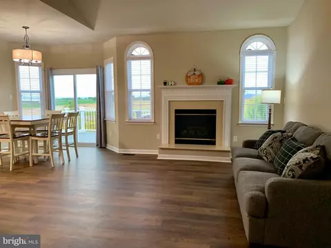 Living - 121 Colton Ct, Smithsburg, MD 21783 photo 2 of 13