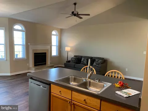 Living - 121 Colton Ct, Smithsburg, MD 21783 photo 3 of 13