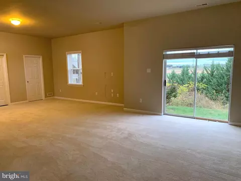 Living - 121 Colton Ct, Smithsburg, MD 21783 photo 11 of 13