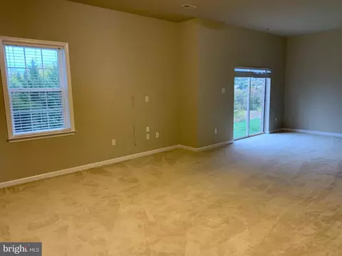 Living - 121 Colton Ct, Smithsburg, MD 21783 photo 9 of 13