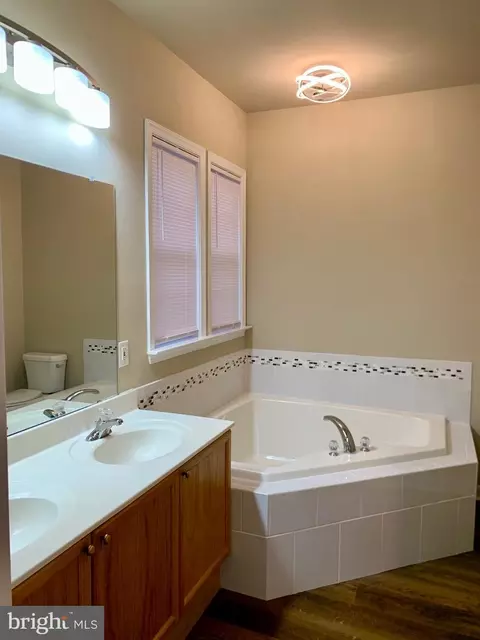 Bath - 121 Colton Ct, Smithsburg, MD 21783 photo 1 of 11
