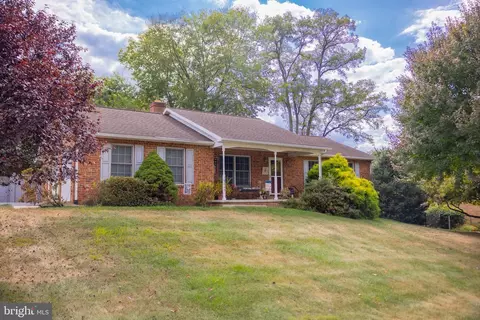18213 Summerlin Dr, Hagerstown, MD 21740