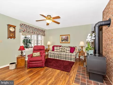 Living - 12720 Spickler Rd, Clear Spring, MD 21722 photo 2 of 4