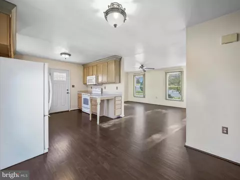 Living - 104 Rebeccas Ct, Smithsburg, MD 21783 photo 3 of 7