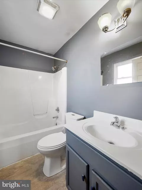 Bath - 104 Rebeccas Ct, Smithsburg, MD 21783 photo 1 of 2