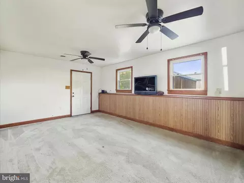 Living - 104 Rebeccas Ct, Smithsburg, MD 21783 photo 6 of 7