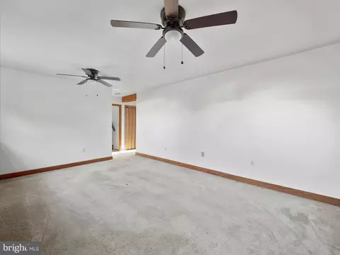 Living - 104 Rebeccas Ct, Smithsburg, MD 21783 photo 7 of 7