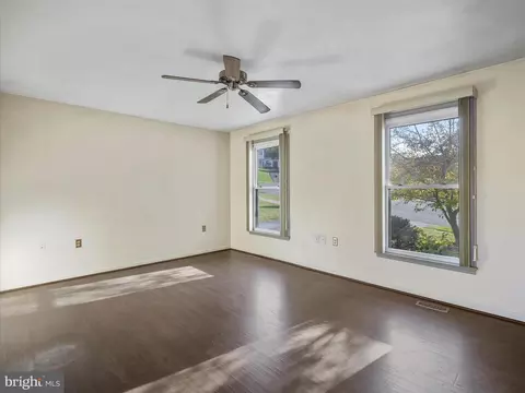 Living - 104 Rebeccas Ct, Smithsburg, MD 21783 photo 2 of 7