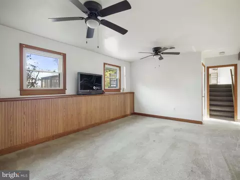 Living - 104 Rebeccas Ct, Smithsburg, MD 21783 photo 5 of 7