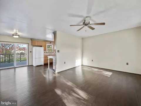 Living - 104 Rebeccas Ct, Smithsburg, MD 21783 photo 4 of 7