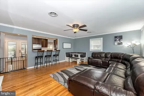 Living - 14519 Edgemont Rd, Smithsburg, MD 21783 photo 2 of 2