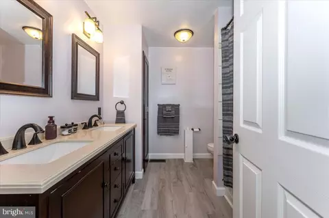 Bath - 14519 Edgemont Rd, Smithsburg, MD 21783 photo 2 of 3