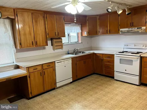 Kitchen - 25447 Cascade Rd, Cascade, MD 21719 photo 2 of 3