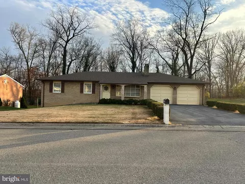 10701 Oak Forest Dr, Hagerstown, MD 21740