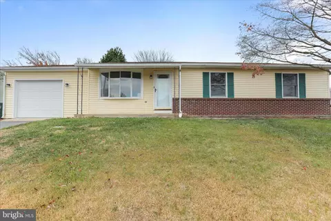 1349 Cedarwood Dr, Hagerstown, MD 21742