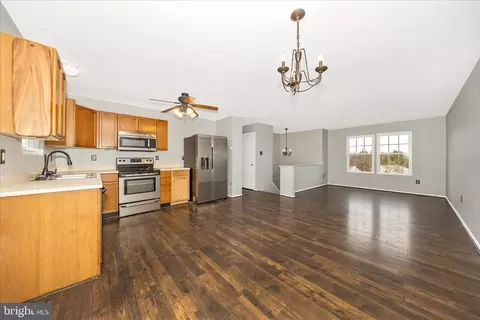 Living - 103 Rebeccas Ct, Smithsburg, MD 21783 photo 6 of 7